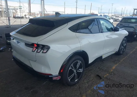 2023 Ford Mustang Mach-E Premium z USA, uszkodzony, nr VIN 3FMTK3R49PMA98284